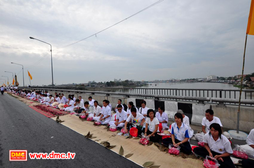 เมื่อมาถึงแล้วให้นั่งเรียงชิดติดกันเป็นแนวอย่างสวยงาม
