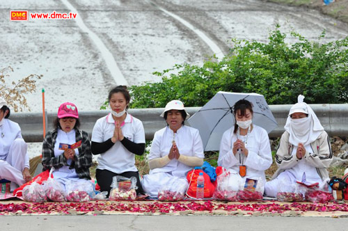 สวมชุดขาวๆ มาร่วมงาน และนั่งรอต้อนรับพระธุดงค์ด้วยอาการสำรวม สวม<a href=http://www.dmc.tv/pages/scoop/white_dressing.html title='ชุดขาว' target=_blank><font color=#333333>ชุดขาว</font></a>ๆ มาร่วมงาน และนั่งรอต้อนรับพระธุดงค์ด้วยอาการสำรวม