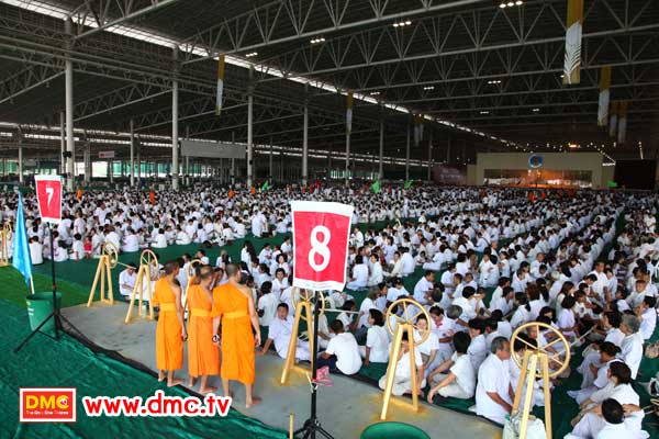 ฟั่นเชือก อัญเชิญรูปเหมือนทองคำพระมงคลเทพมุนี