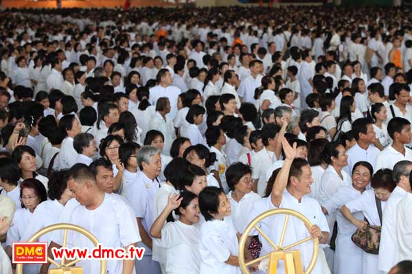 ฟั่นเชือก อัญเชิญรูปเหมือนทองคำพระมงคลเทพมุนี