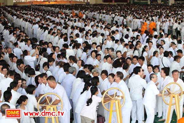 ฟั่นเชือก อัญเชิญรูปเหมือนทองคำพระมงคลเทพมุนี