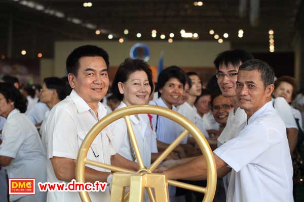 ฟั่นเชือก อัญเชิญรูปเหมือนทองคำพระมงคลเทพมุนี