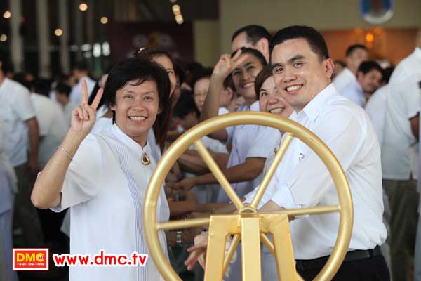 ฟั่นเชือก อัญเชิญรูปเหมือนทองคำพระมงคลเทพมุนี