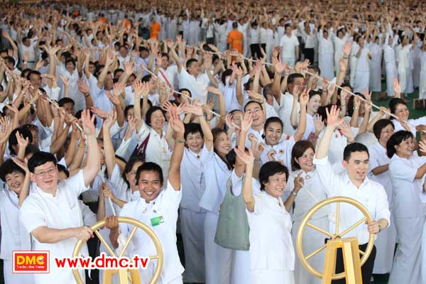 ฟั่นเชือก อัญเชิญรูปเหมือนทองคำพระมงคลเทพมุนี