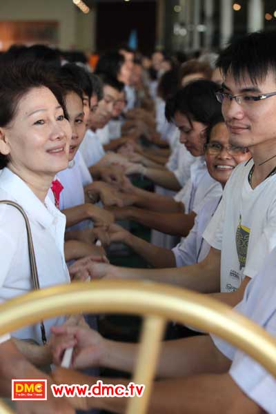 ฟั่นเชือก อัญเชิญรูปเหมือนทองคำพระมงคลเทพมุนี