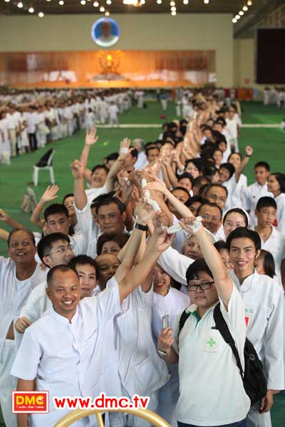 ฟั่นเชือก อัญเชิญรูปเหมือนทองคำพระมงคลเทพมุนี