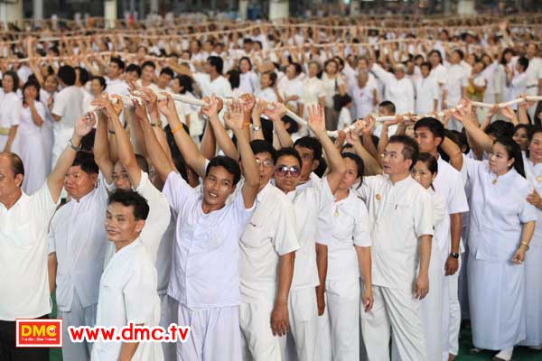 ฟั่นเชือก อัญเชิญรูปเหมือนทองคำพระมงคลเทพมุนี