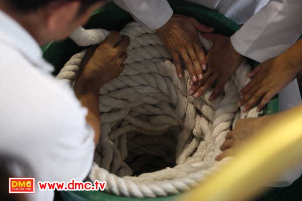 ฟั่นเชือก อัญเชิญรูปเหมือนทองคำพระมงคลเทพมุนี