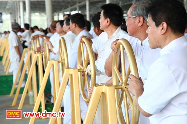 ฟั่นเชือก อัญเชิญรูปเหมือนทองคำพระมงคลเทพมุนี