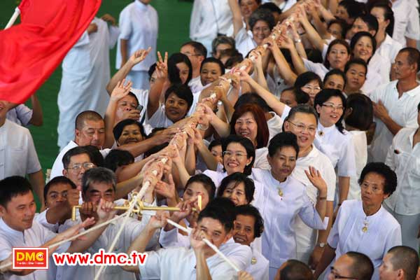 ฟั่นเชือก อัญเชิญรูปเหมือนทองคำพระมงคลเทพมุนี