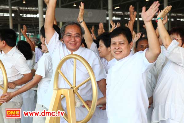 ฟั่นเชือก อัญเชิญรูปเหมือนทองคำพระมงคลเทพมุนี