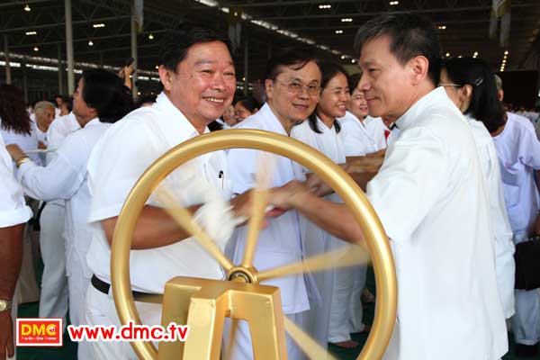 ฟั่นเชือก อัญเชิญรูปเหมือนทองคำพระมงคลเทพมุนี
