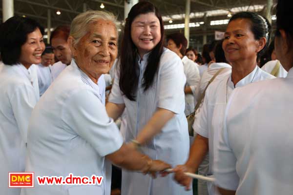 ฟั่นเชือก อัญเชิญรูปเหมือนทองคำพระมงคลเทพมุนี