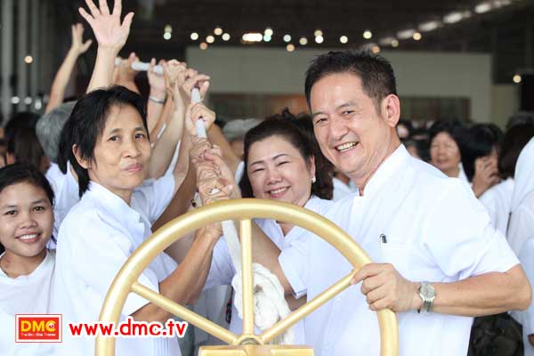 ฟั่นเชือก อัญเชิญรูปเหมือนทองคำพระมงคลเทพมุนี