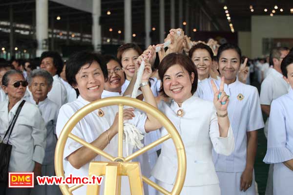 ฟั่นเชือก อัญเชิญรูปเหมือนทองคำพระมงคลเทพมุนี