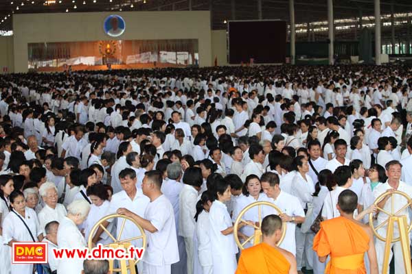 ฟั่นเชือก อัญเชิญรูปเหมือนทองคำพระมงคลเทพมุนี