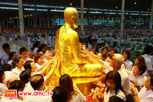 ปิดทองรูปเหมือนทองคำพระมงคลเทพมุนี ปิดทองรูปเหมือนทองคำพระมงคลเทพมุนี