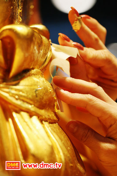 ปิดทองรูปเหมือนทองคำพระมงคลเทพมุนี ปิดทองรูปเหมือนทองคำพระมงคลเทพมุนี