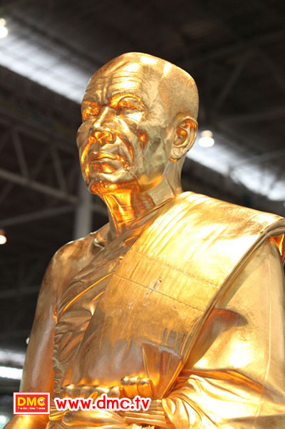 ปิดทองรูปเหมือนทองคำพระมงคลเทพมุนี