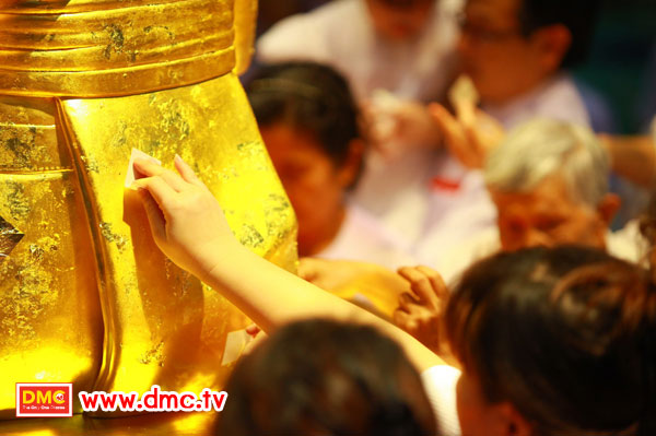ปิดทองรูปเหมือนทองคำพระมงคลเทพมุนี
