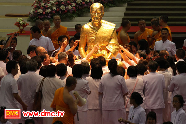 ปิดทองรูปเหมือนทองคำพระมงคลเทพมุนี