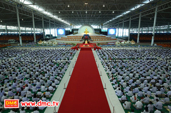 ปิดทองรูปเหมือนทองคำพระมงคลเทพมุนี