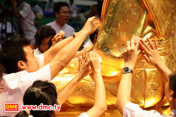 ปิดทองรูปเหมือนทองคำพระมงคลเทพมุนี