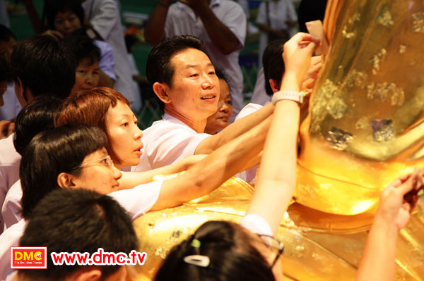 ปิดทองรูปเหมือนทองคำพระมงคลเทพมุนี