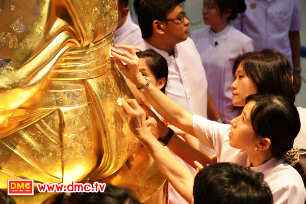 ปิดทองรูปเหมือนทองคำพระมงคลเทพมุนี