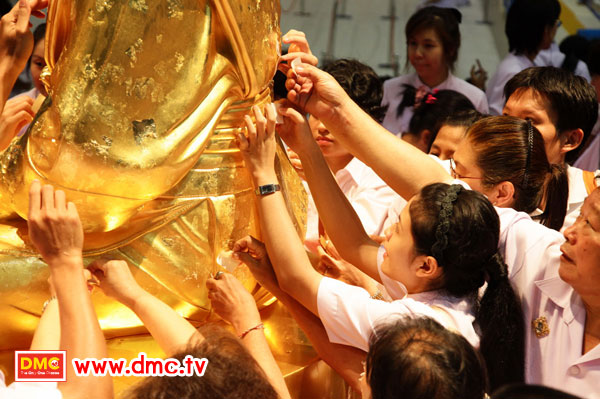 ปิดทองรูปเหมือนทองคำพระมงคลเทพมุนี