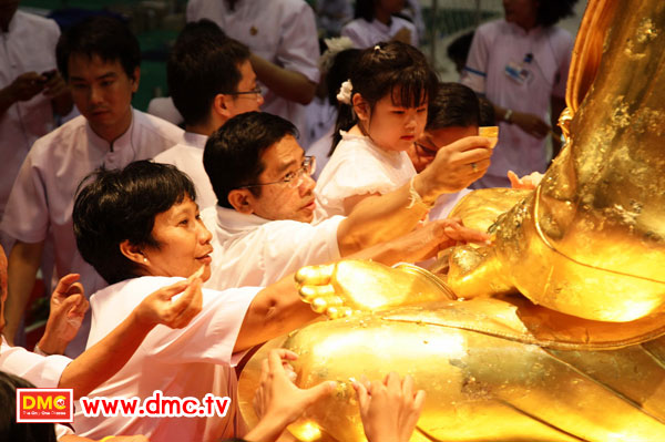 ปิดทองรูปเหมือนทองคำพระมงคลเทพมุนี