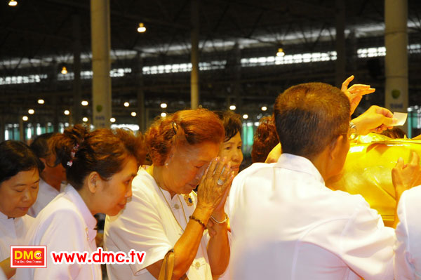 ปิดทองรูปเหมือนทองคำพระมงคลเทพมุนี