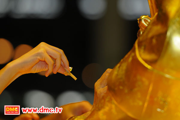ปิดทองรูปเหมือนทองคำพระมงคลเทพมุนี