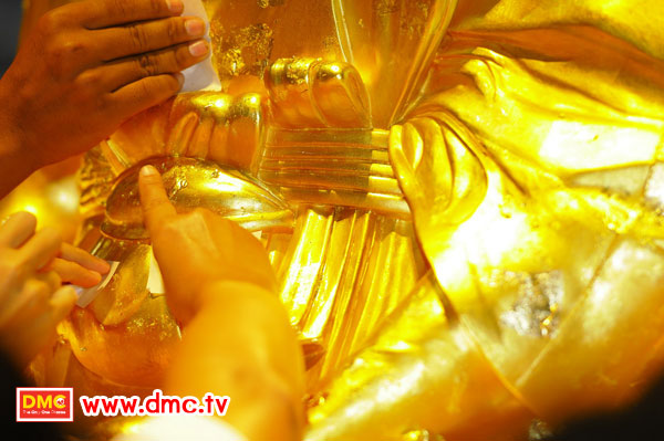 ปิดทองรูปเหมือนทองคำพระมงคลเทพมุนี ปิดทองรูปเหมือนทองคำพระมงคลเทพมุนี