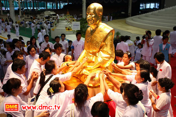 ปิดทองรูปเหมือนทองคำพระมงคลเทพมุนี