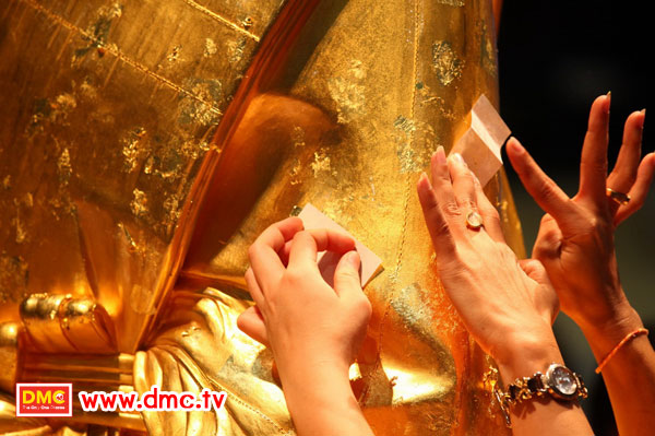 ปิดทองรูปเหมือนทองคำพระมงคลเทพมุนี