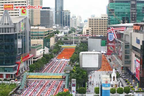 พระและสามเณร กว่า 12,600 รูปร่วมบิณฑบาตรเป็นเนื้อนาบุญ พระและสามเณร กว่า 12,600 รูปร่วมบิณฑบาตรเป็นเนื้อนาบุญ