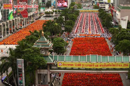 ตักบาตร ถนนราชดำริ ตักบาตร ถนนราชดำริ
