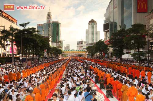 ร่วมสืบสานประเพณีตักบาตรอันดีงาม