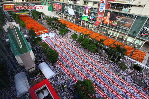 อีกมุมหนึ่งของพิธีตักบาตร ณ Central World อีกมุมหนึ่งของพิธีตักบาตร ณ Central World