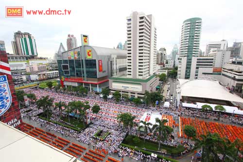 ลานบุญพิธีตักบาตรอันศักดิ์สิทธิ์ใจกลางเมือง