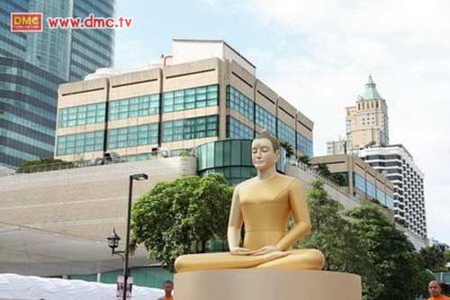 พระธรรมกายท่ามกลางตึกสูง หาชมได้ยากยิ่ง
