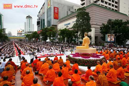สาธุชนรอตักบาตรด้วยใจใสบริสุทธิ์ สาธุชนรอตักบาตรด้วยใจใสบริสุทธิ์