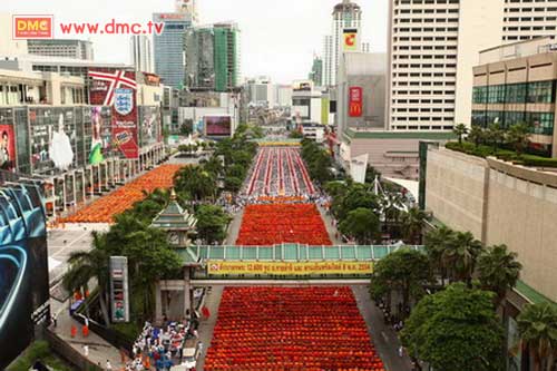 ภาพงานตักบาตรที่สะกดทุกสายตา ภาพงานตักบาตรที่สะกดทุกสายตา