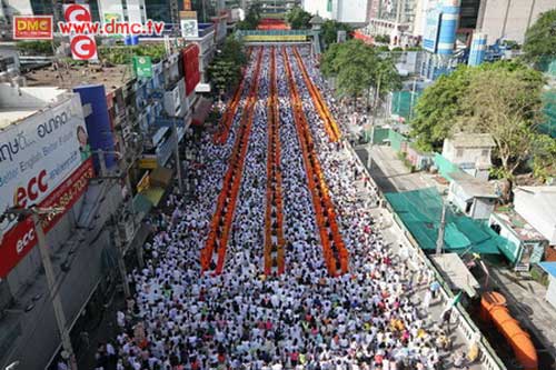 พิธีตักบาตรที่มีสาธุชนมากันล้นหลาม พิธีตักบาตรที่มีสาธุชนมากันล้นหลาม