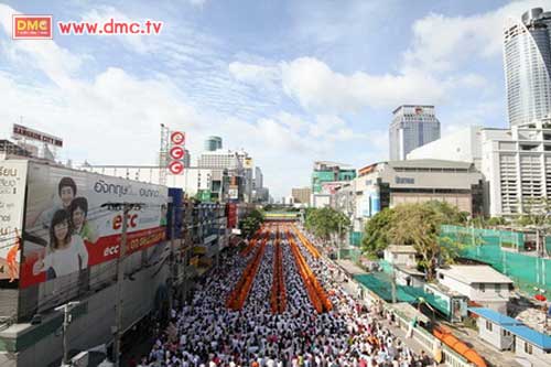 สายตักบาตรที่ทอดยาวไปสุดลูกหูลูกตา สายตักบาตรที่ทอดยาวไปสุดลูกหูลูกตา