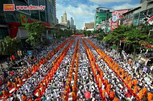 ตักบาตรวันเดียวถึง 12,600 รูป ปลื้มกันมากทีเดียว ตักบาตรวันเดียวถึง 12,600 รูป ปลื้มกันมากทีเดียว