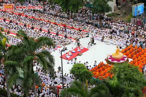 บริเวณศูนย์กลางพิธีตักบาตรอันศักดิืสิทธิ์ บริเวณศูนย์กลางพิธีตักบาตรอันศักดิืสิทธิ์