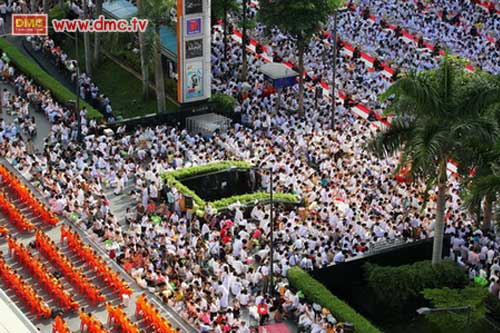 สาธุชนมาร่วมงานตักบาตรอย่างเนืองแน่น สาธุชนมาร่วมงานตักบาตรอย่างเนืองแน่น