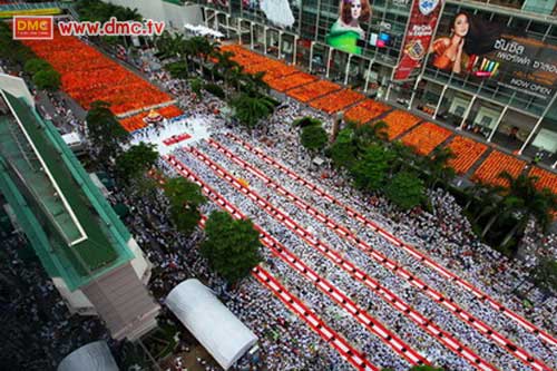 สายตักบาตรที่บรรดาทีมงานเบื้องหลังบรรจงรังสรรค์ขึ้นมา สายตักบาตรที่บรรดาทีมงานเบื้องหลังบรรจงรังสรรค์ขึ้นมา